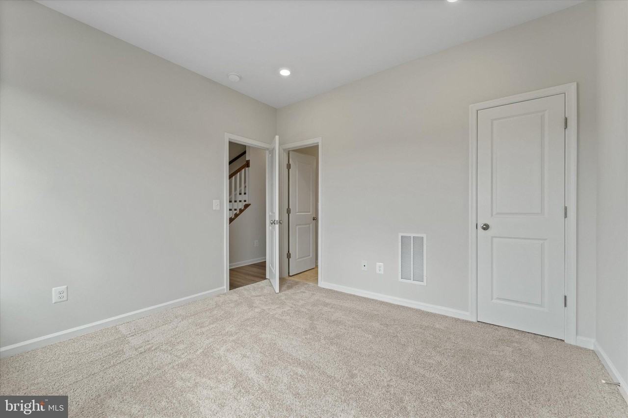 705 Sawback Square - Photo 6 of 43