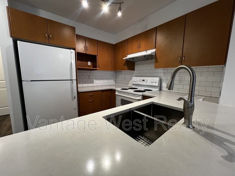 109-555 Yates Road - Photo 2 of 9