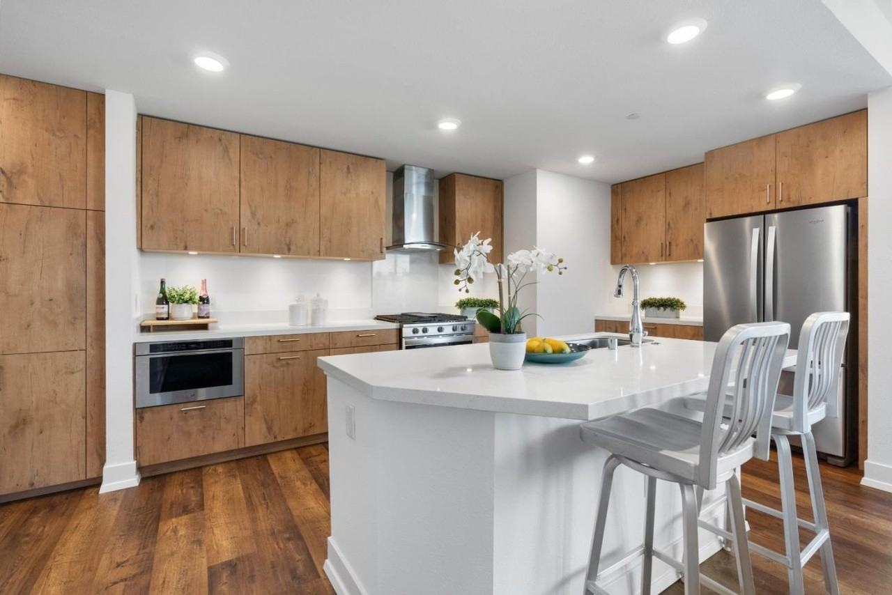 1048 Monroe St - Photo 3 of 13