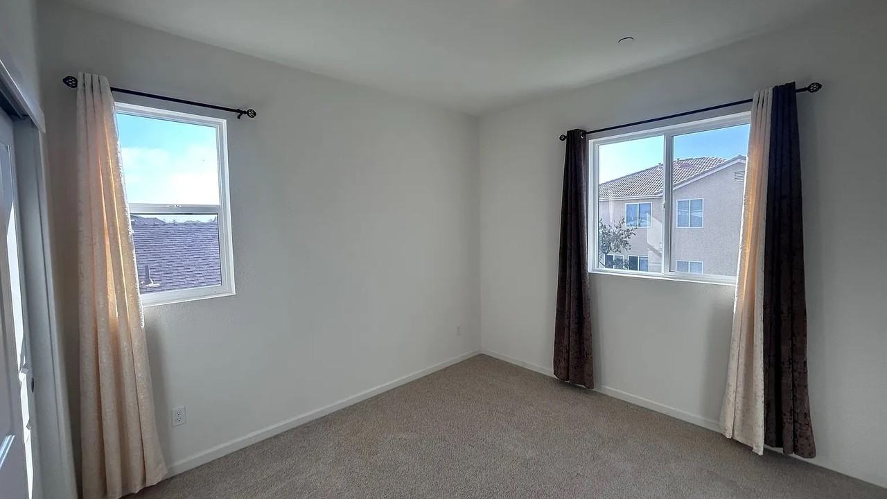577 Bedfordshire Dr - Photo 3 of 11