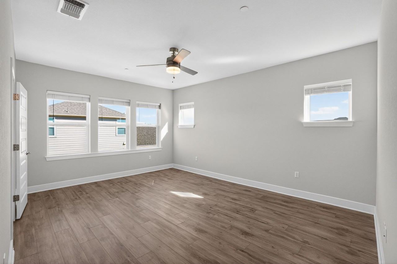 213 Flowers Ave - Photo 3 of 15