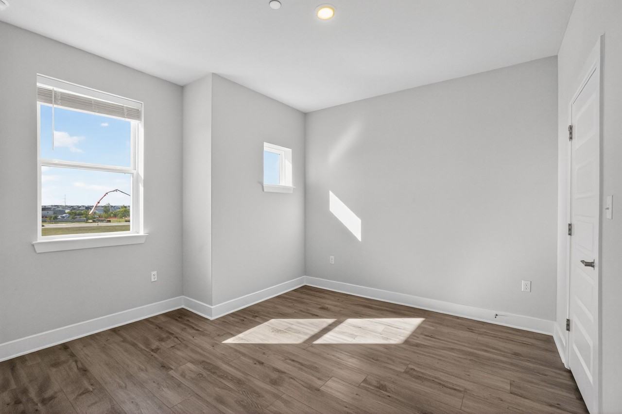 213 Flowers Ave - Photo 4 of 15