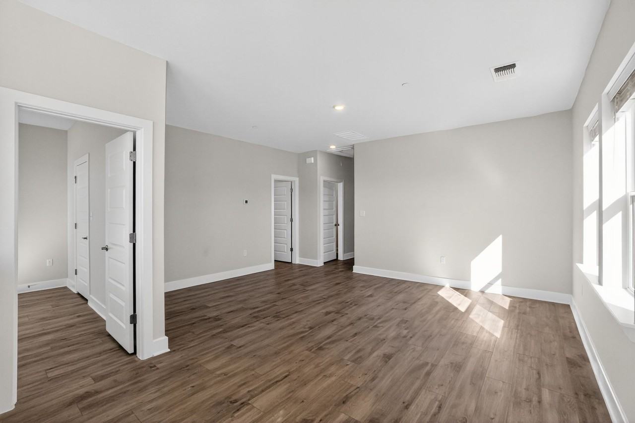 213 Flowers Ave - Photo 5 of 15