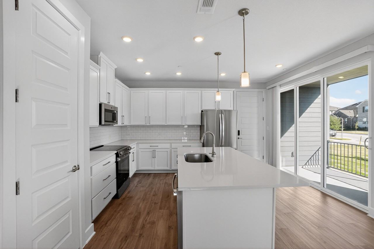 213 Flowers Ave - Photo 7 of 15