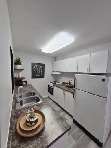 5820 58a St #301 - Photo 3 of 7