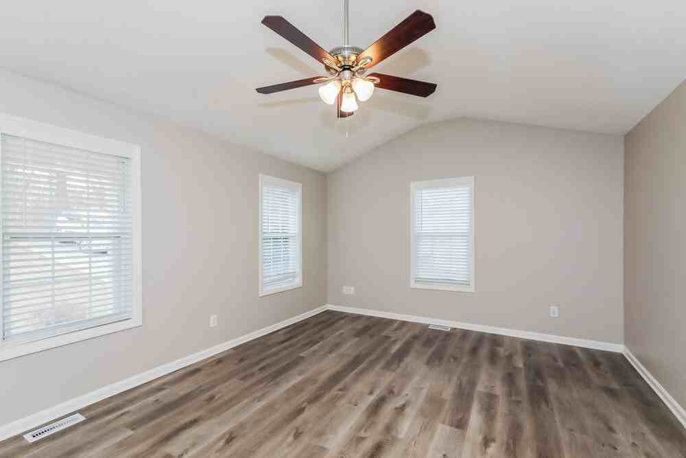 109 Colonial Cir - Photo 4 of 16