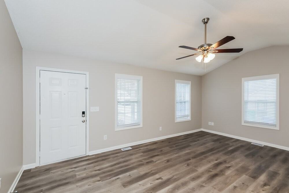 109 Colonial Cir - Photo 5 of 16