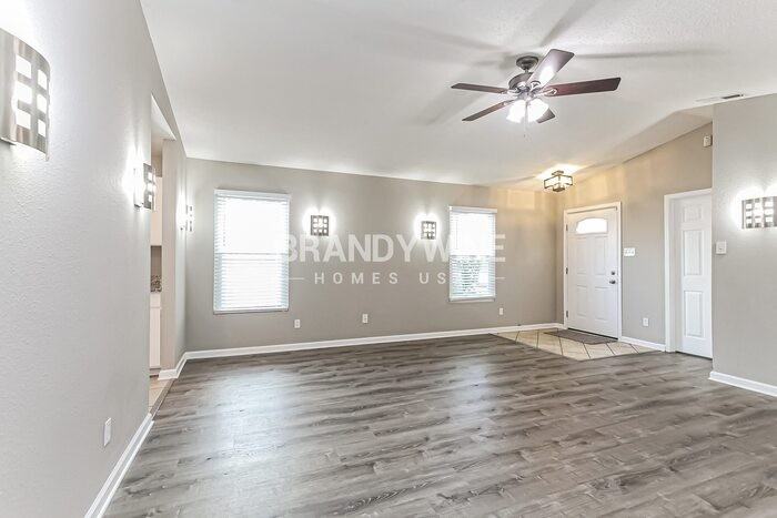 944 Streamside Dr - Photo 4 of 20