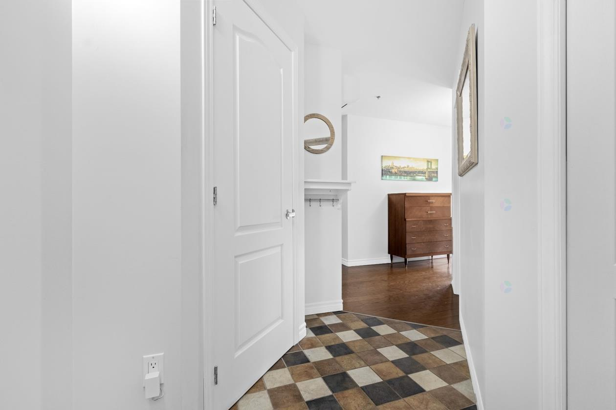 1035 Avenue Myrand #405 - Photo 4 of 22