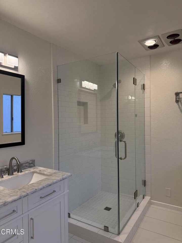 5651 N Bryn Mawr St #5651 - Photo 6 of 17