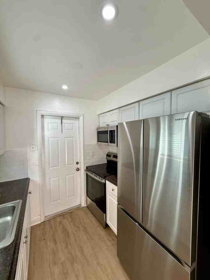 3031 Northeast 7th Avenue #3031B - Photo 2 of 12