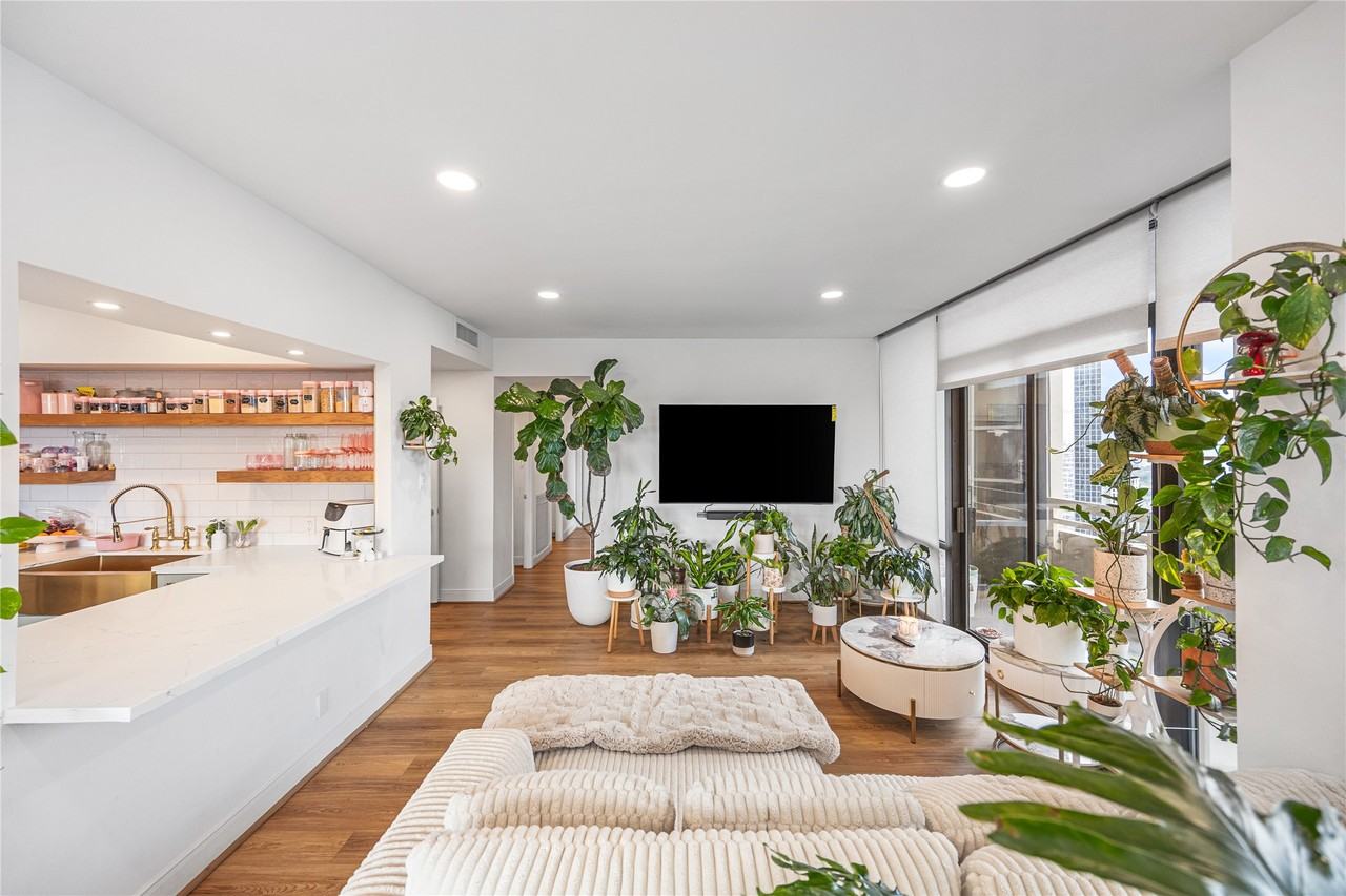 14 Greenway Plz #1423P - Photo 2 of 28