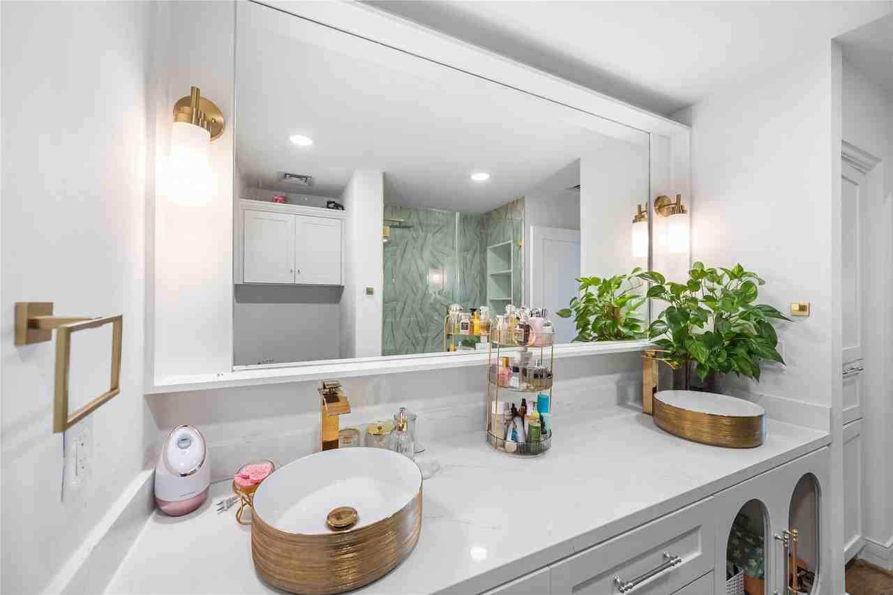 14 Greenway Plz #1423P - Photo 7 of 28