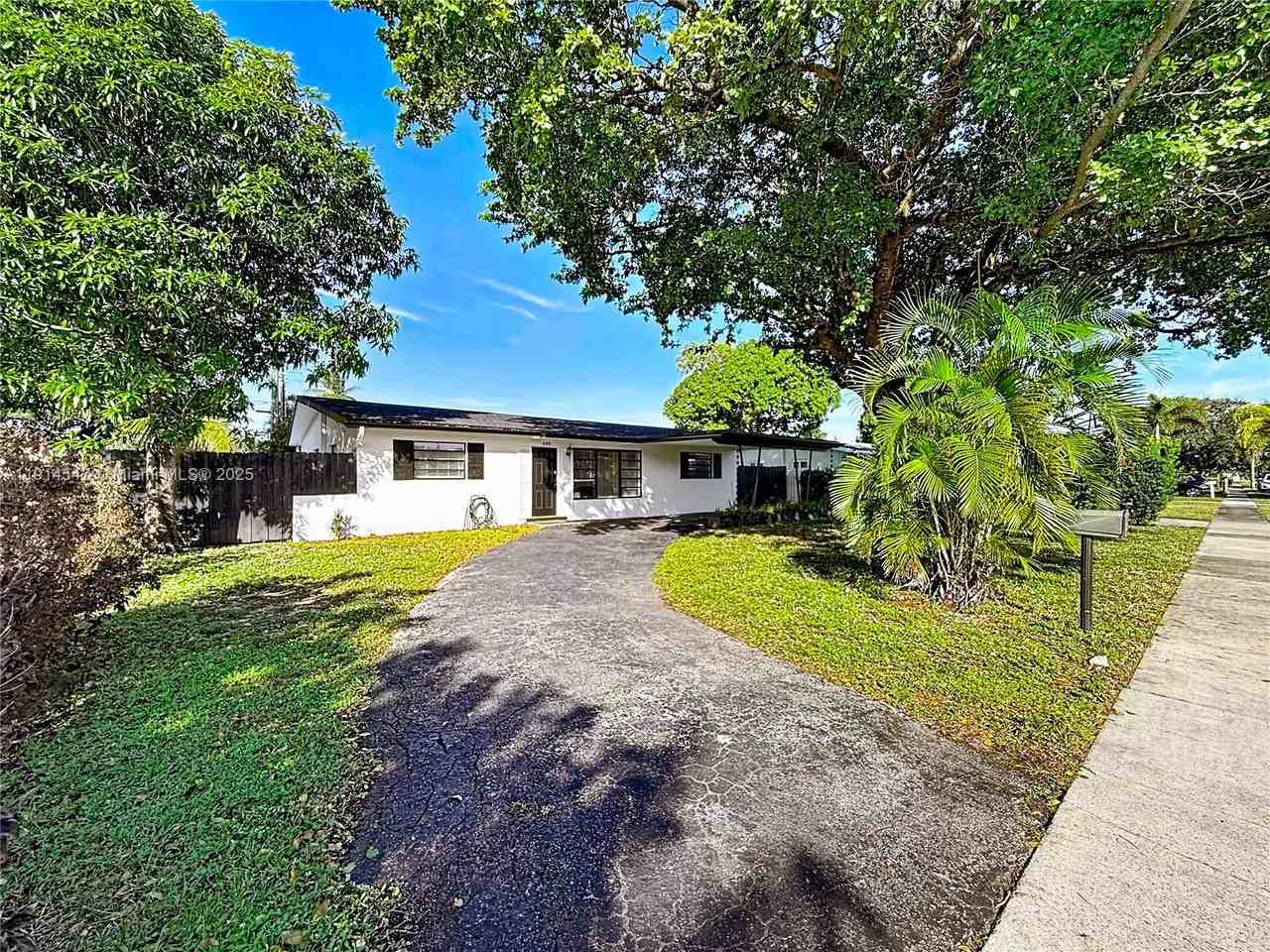 600 N 66th Ter #600 - Photo 3 of 50