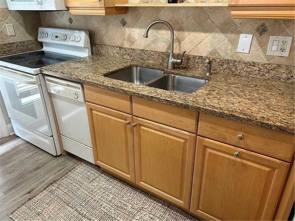 2737 Ne 28th St #27371W - Photo 4 of 16