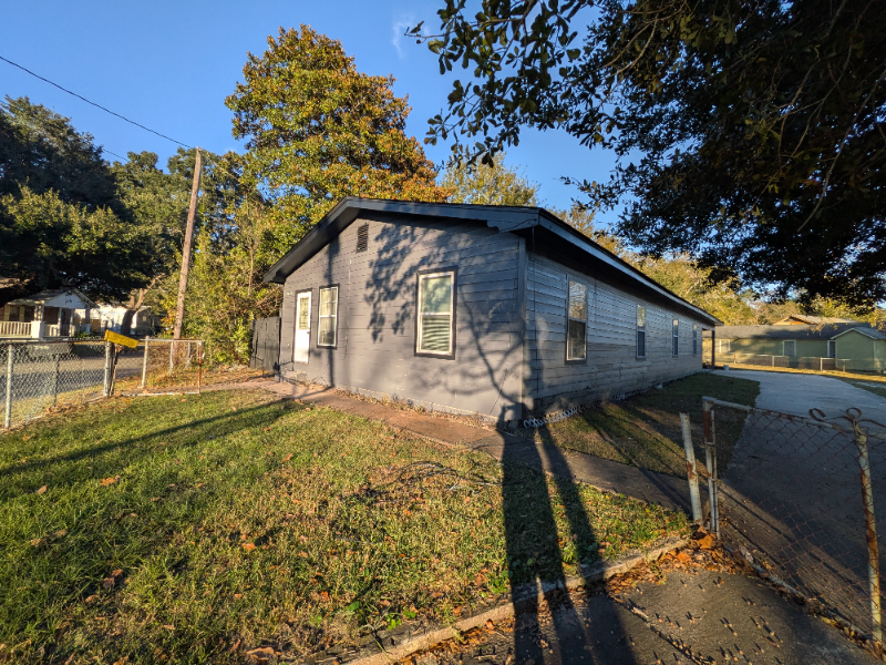 3906 Joseph Ave - Photo 3 of 4