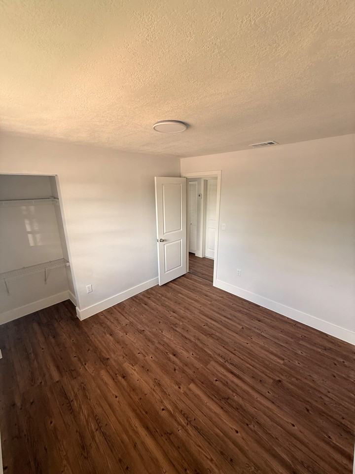 Sw 105th Ave - Photo 4 of 14