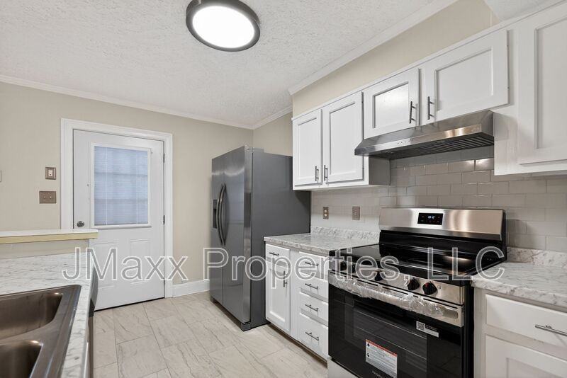 898 Chippendale Ln - Photo 4 of 18