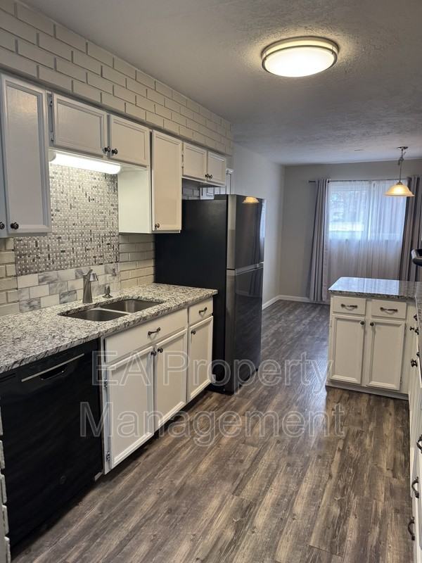 1417 Dorothy St Ne - Photo 5 of 40