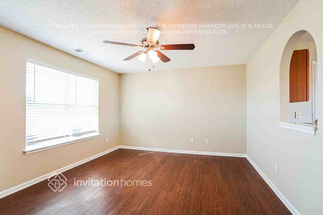 402 Glencroft Dr - Photo 5 of 18