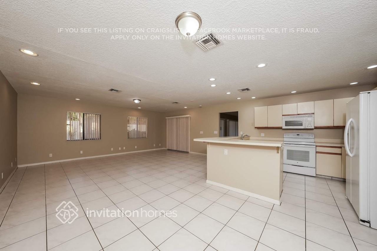 301 Sw 27th Ave - Photo 6 of 17