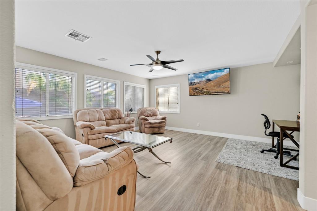 2735 Peekskill Ave - Photo 5 of 35