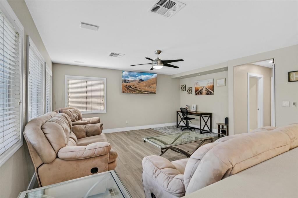 2735 Peekskill Ave - Photo 6 of 35