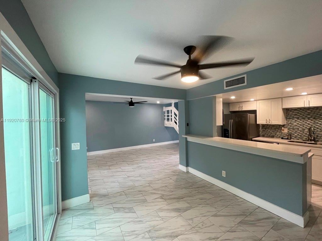 330 Sunshine Dr - Photo 3 of 10