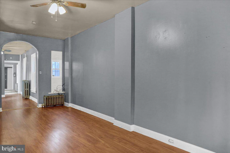 637 Moss St - Photo 2 of 17