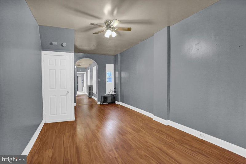 637 Moss St - Photo 3 of 17