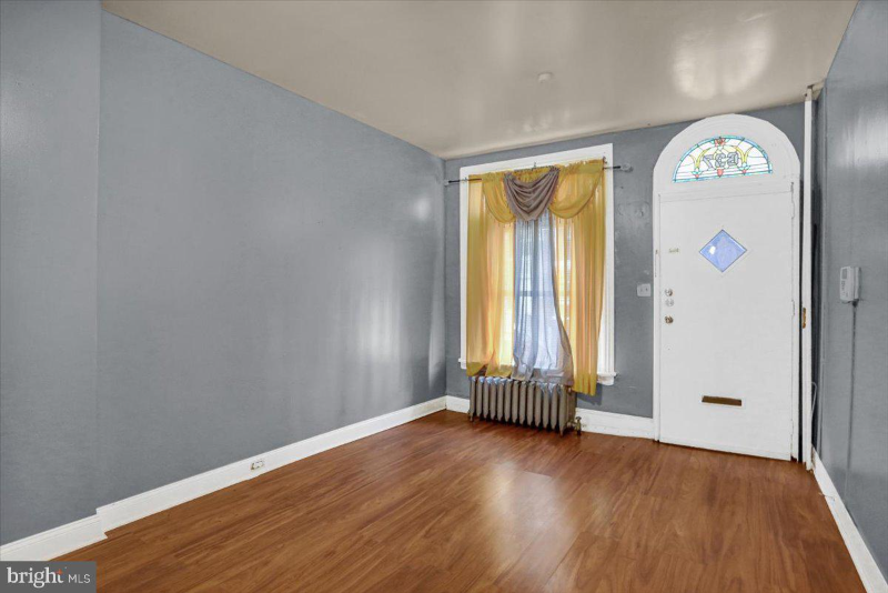 637 Moss St - Photo 4 of 17