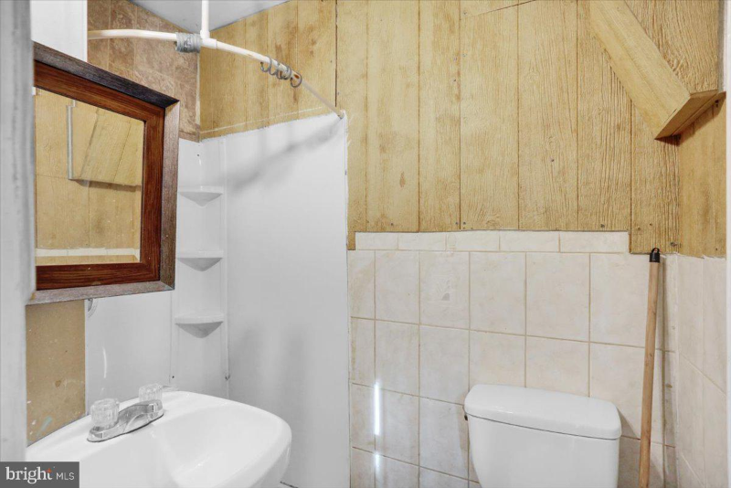 637 Moss St - Photo 6 of 17