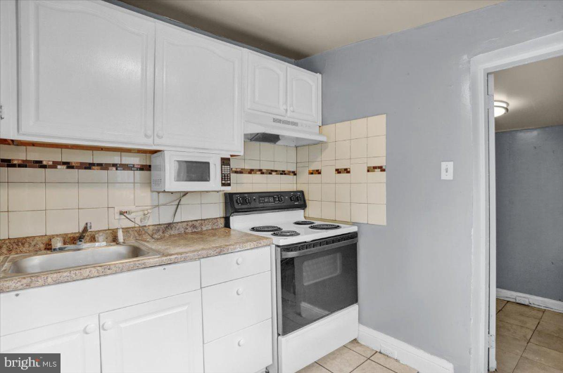 637 Moss St - Photo 7 of 17