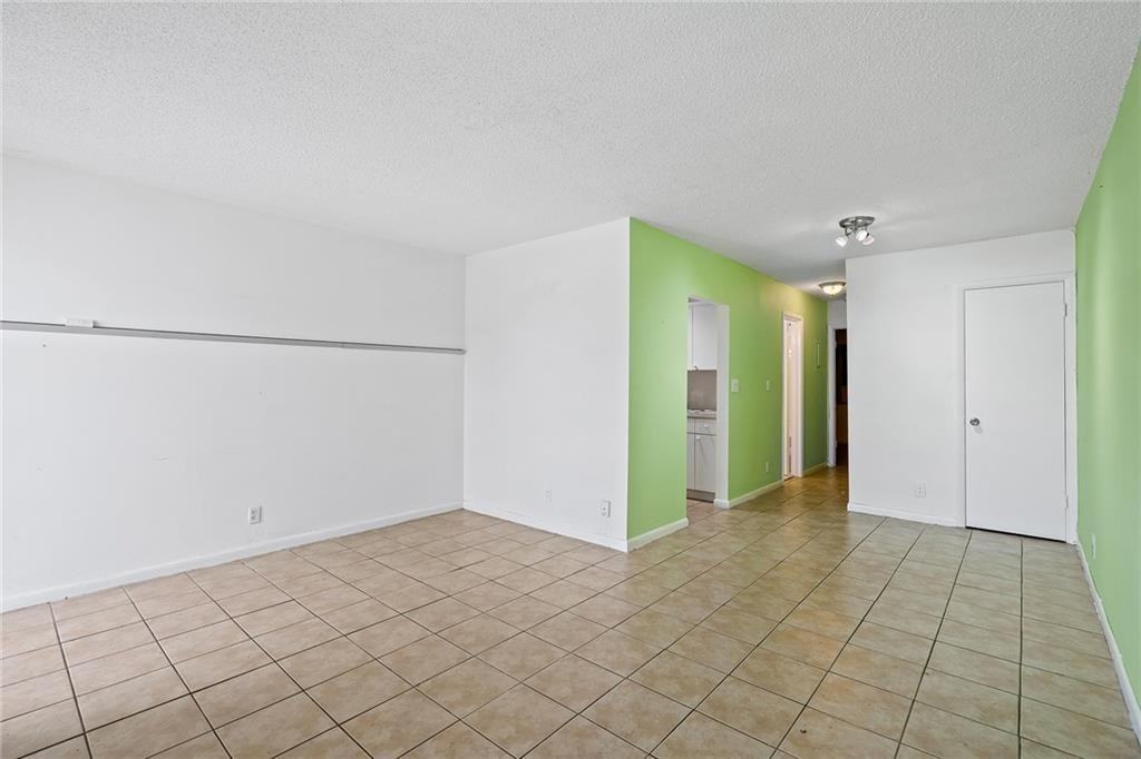 1142 Northeast 4th Avenue #1142-4 - Photo 3 of 12