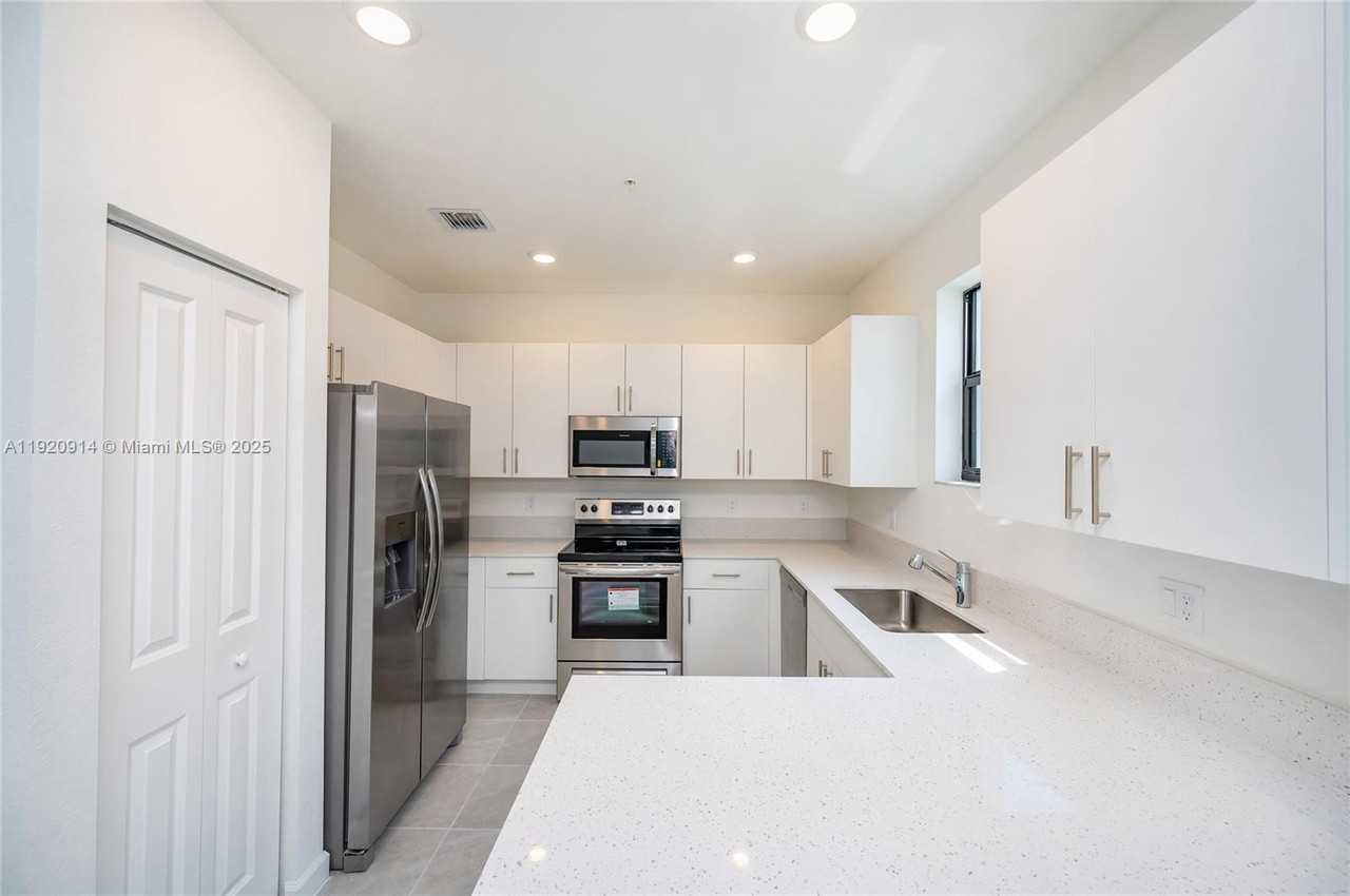 264 Sw 159th Ter #264-264 - Photo 4 of 32