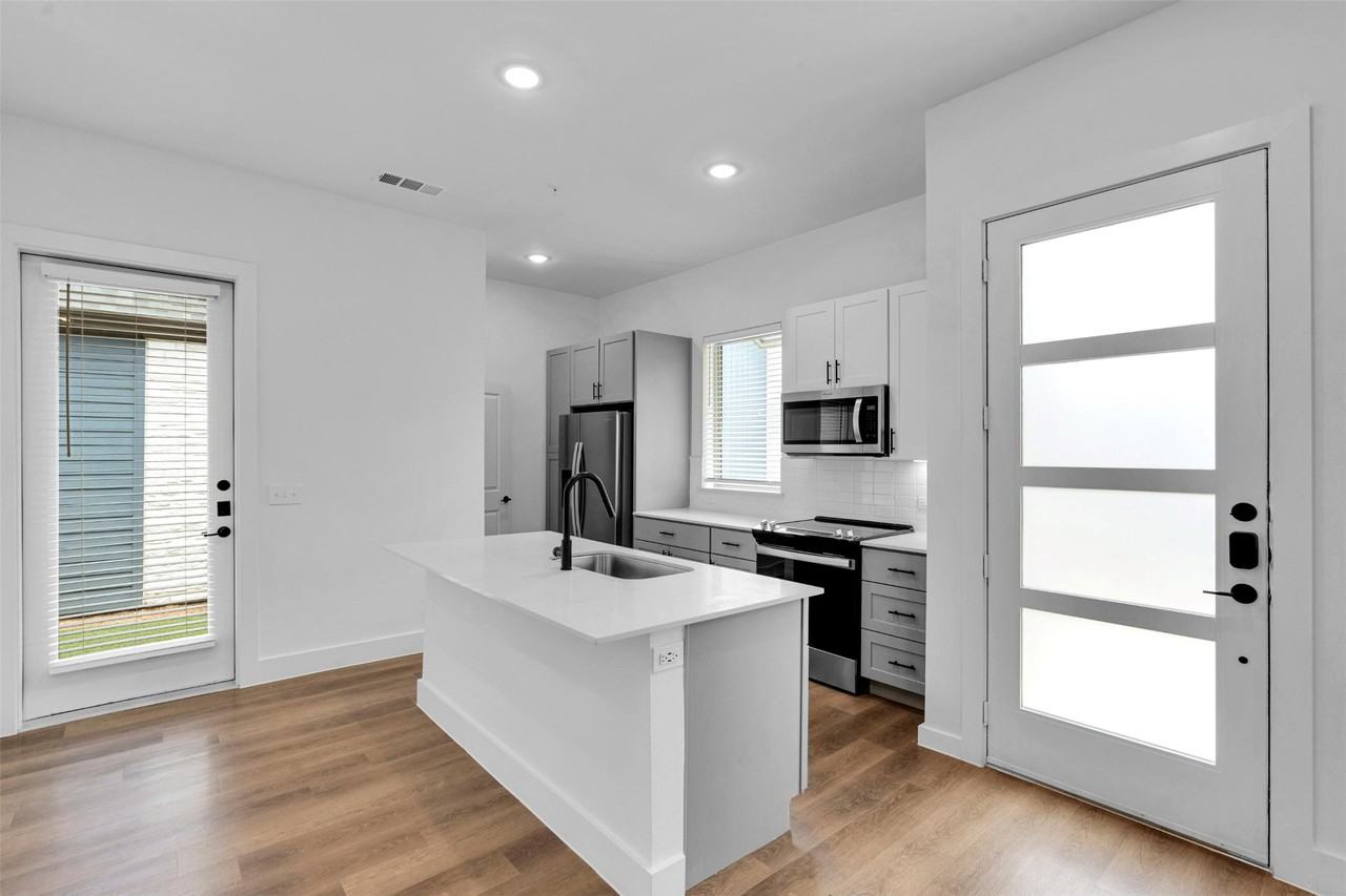 1877 Bernard St #1877 - Photo 3 of 31