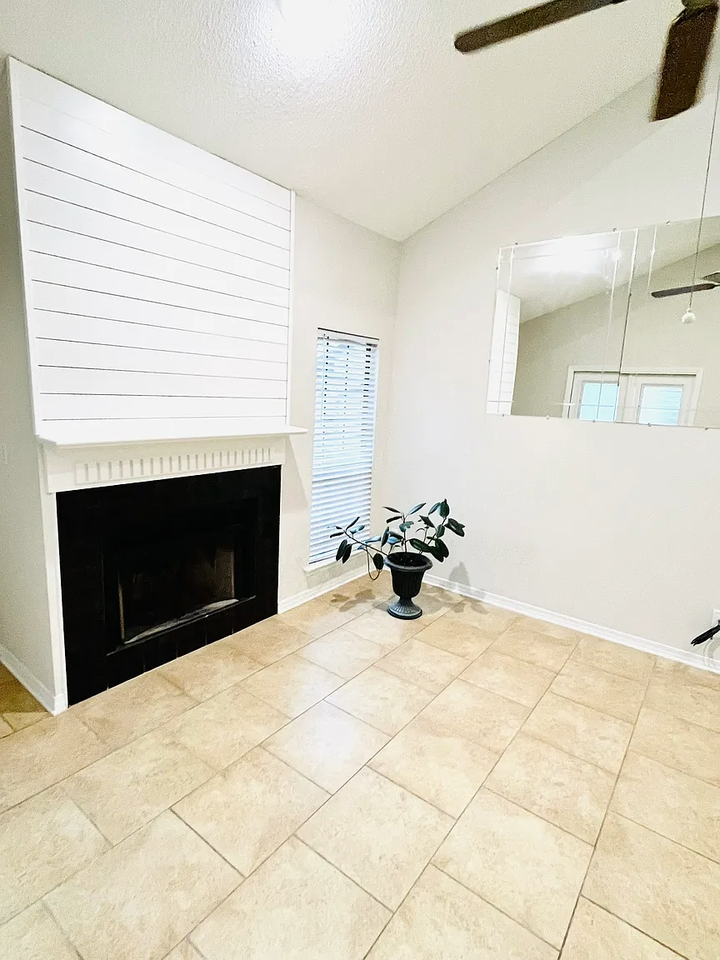 389 Clubhouse Dr #J1 - Photo 4 of 17