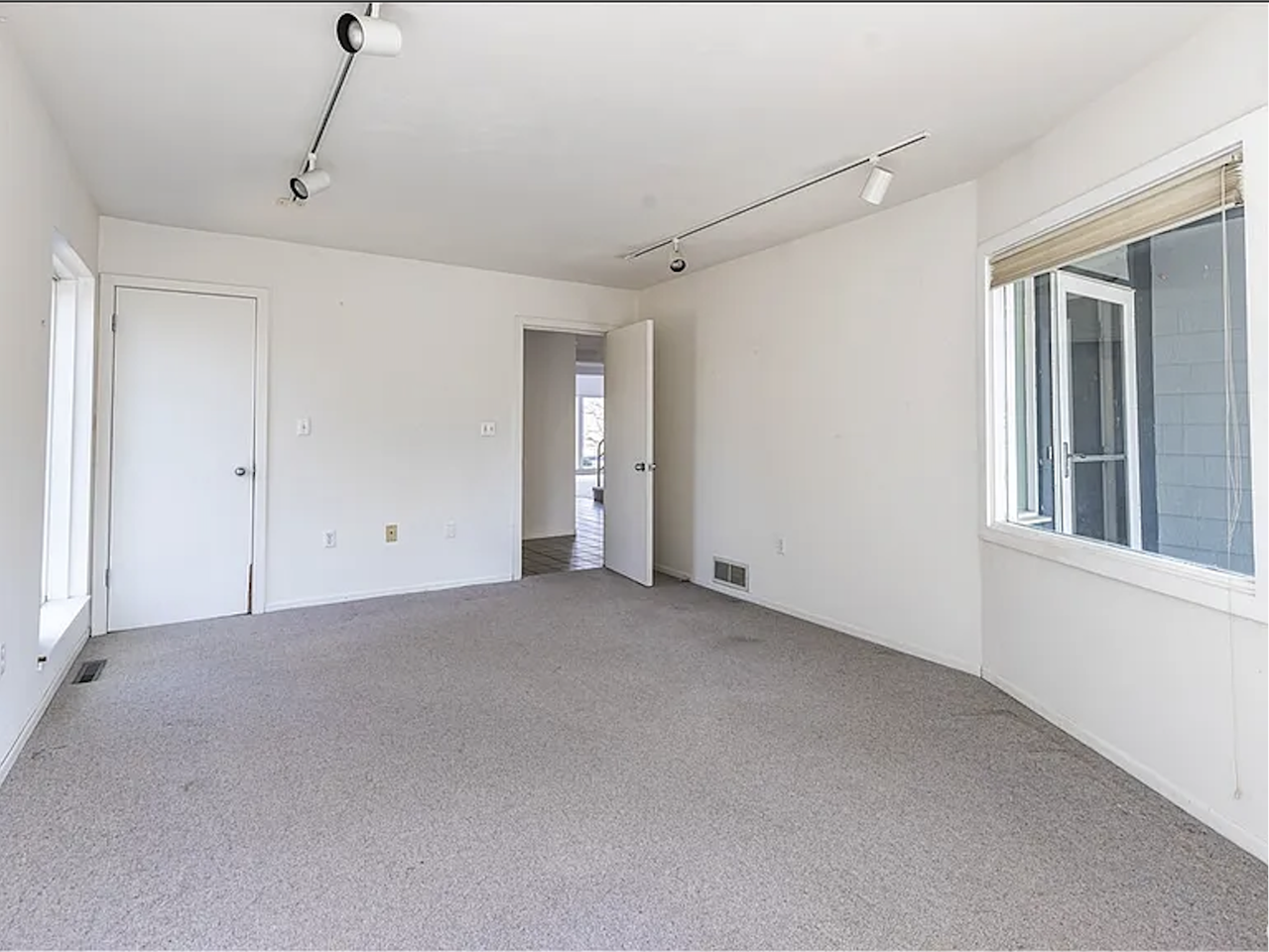 7520 Spectrum Way - Photo 5 of 46