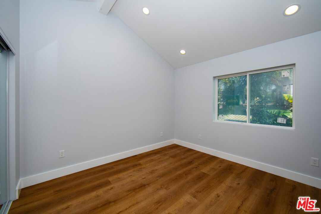 2210 S Harcourt Ave #2210 - Photo 2 of 15