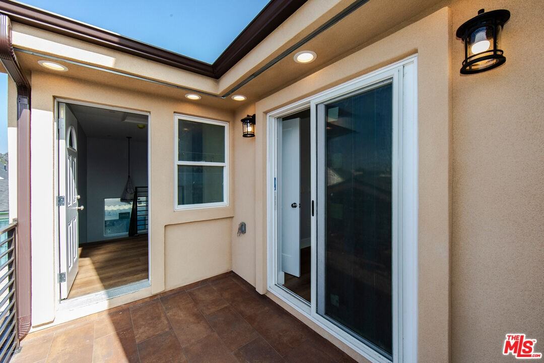 2210 S Harcourt Ave #2210 - Photo 4 of 15