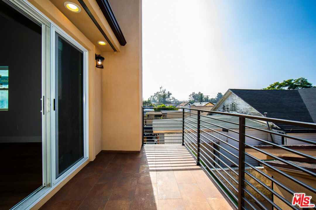 2210 S Harcourt Ave #2210 - Photo 5 of 15