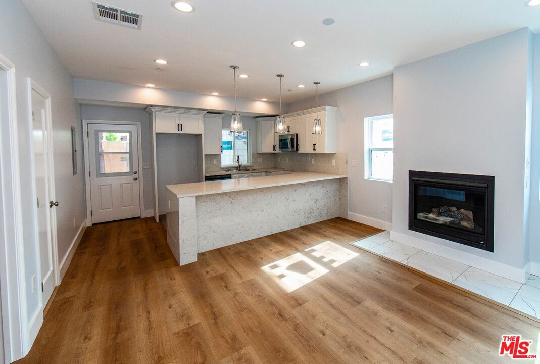 2210 S Harcourt Ave #2210 - Photo 6 of 15