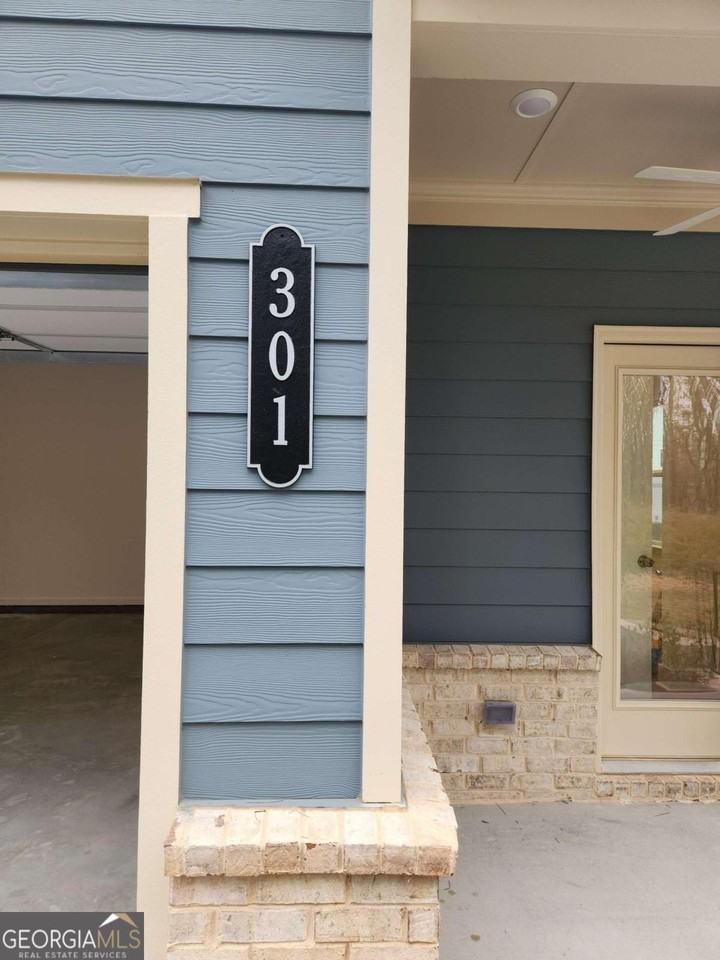 301 Fraley Dr - Photo 3 of 50