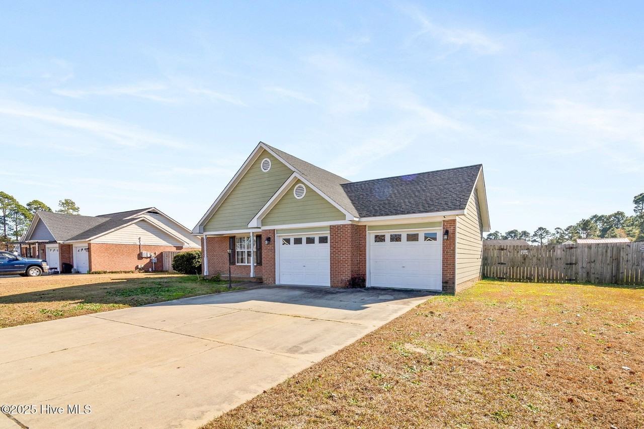 106 Hawthorn Dr - Photo 2 of 29