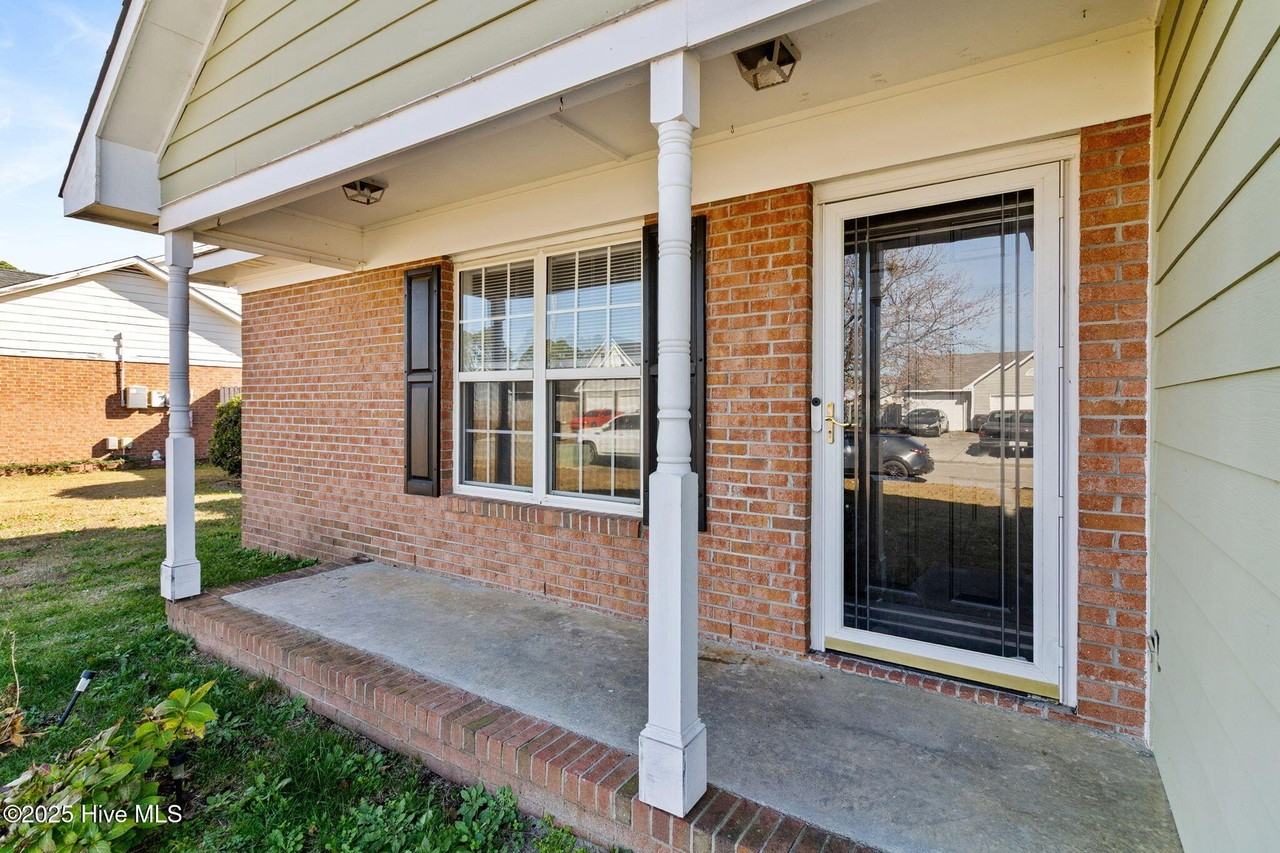 106 Hawthorn Dr - Photo 4 of 29