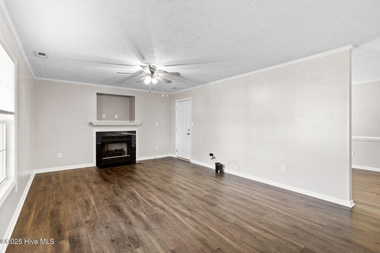 106 Hawthorn Dr - Photo 5 of 29