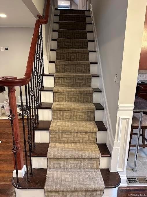 258 N Suffolk Ave - Photo 5 of 12