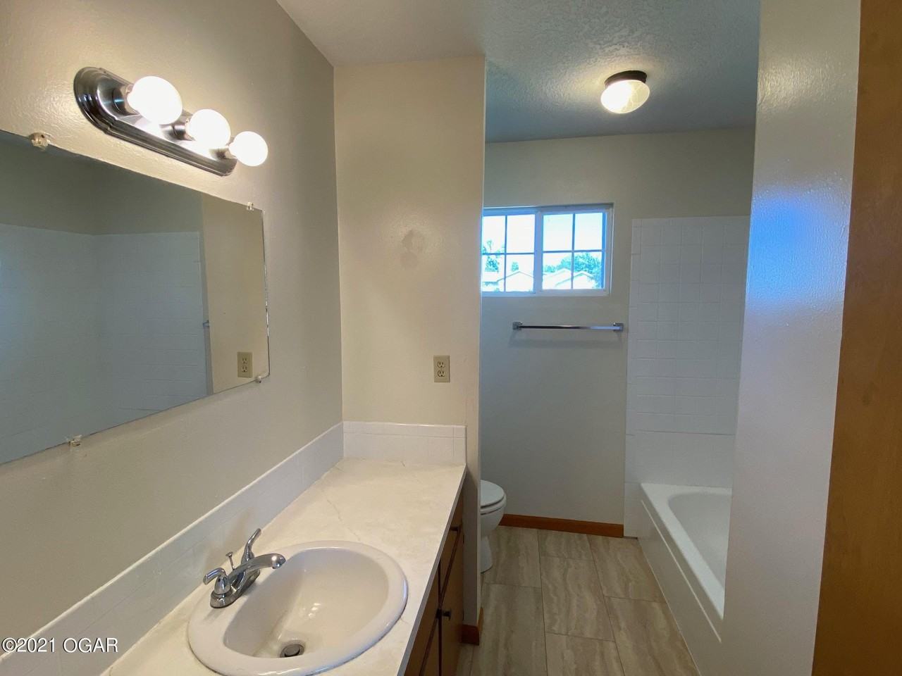 2149 West 32nd Street - Photo 6 of 9