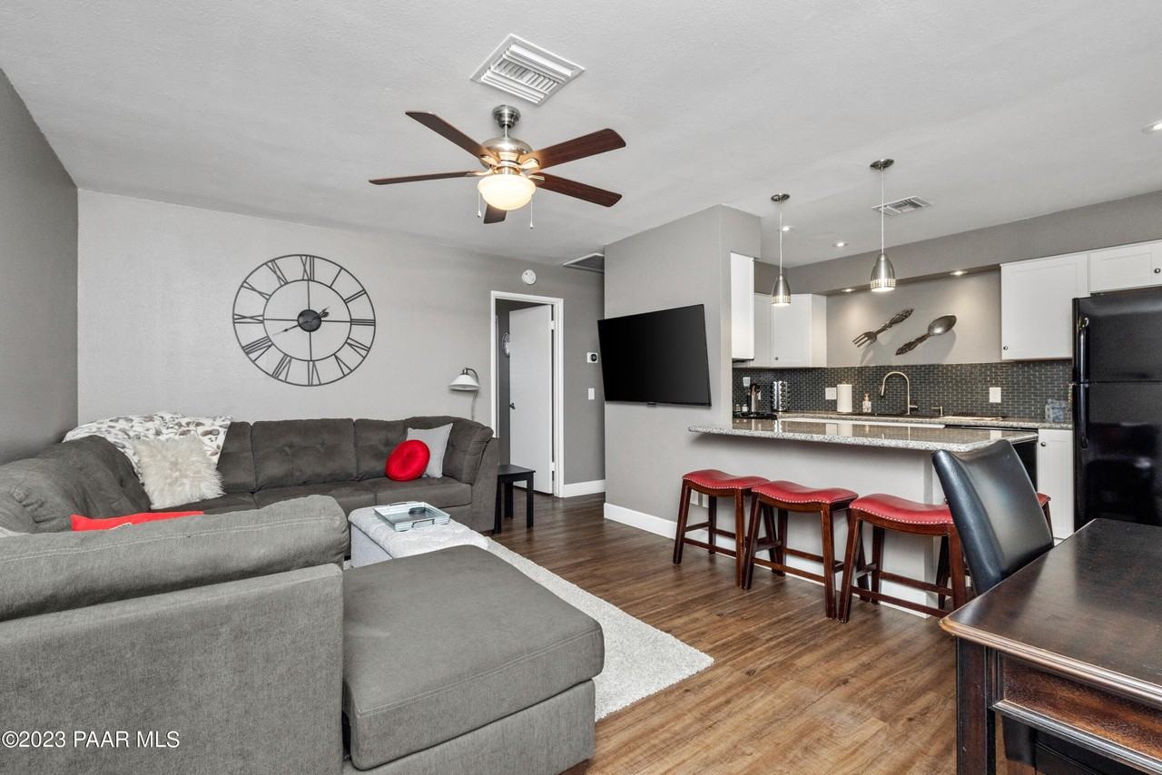 146 S Rush St Apt A #A - Photo 3 of 17