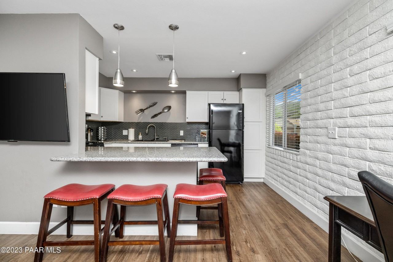 146 S Rush St Apt A #A - Photo 7 of 17